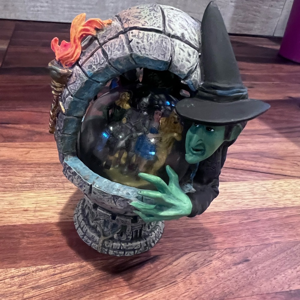 Wizard of Oz Collectible Egg Figurine The Witch Watches